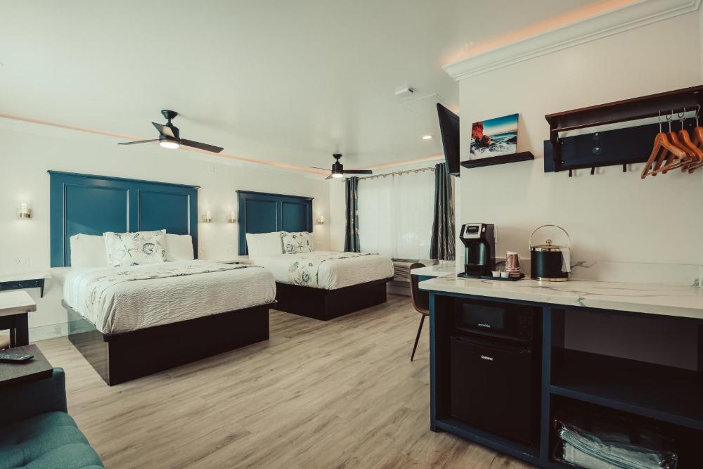 Deluxe Two Queen Bed Suite - Non-Smoking, No Pets interior