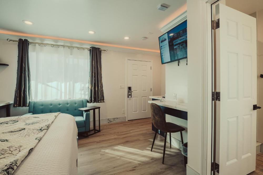 King Suite - Non-Smoking, No Pets interior